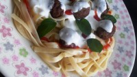 Fettucini Yatağında Top Köfte