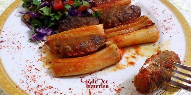 Fırında Soslu Pırasa Köfte Yemeği
