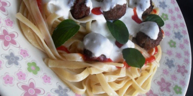 Fettucini Yatağında Top Köfte