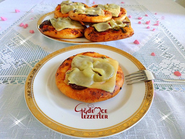 Karışık Mini Pizza Tarifi Çiğdem'ce Lezzetler